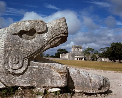 ジャガーの彫刻と神殿、750～1200年 作： Mayan