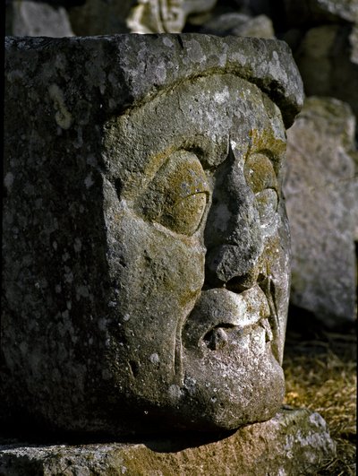 東のアクロポリスから出土した人の頭の石像 作： Mayan