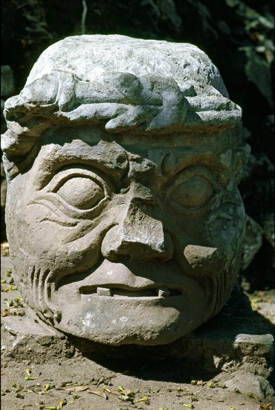 コパンの老人と呼ばれる老人の頭の石像、11番神殿 作： Mayan
