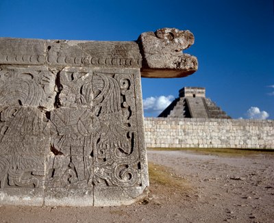 大玉遊び場とその背景にあるカスティージョ（750～1200年 作： Mayan