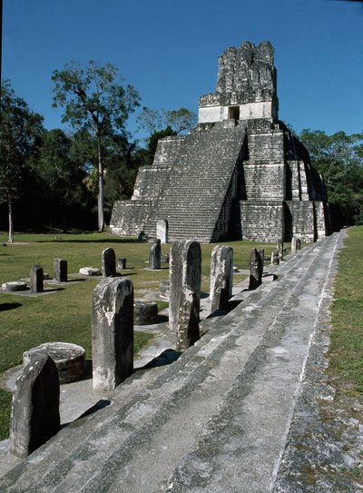第2神殿（仮面の神殿）の眺め ティカル、7〜8世紀 作： Mayan