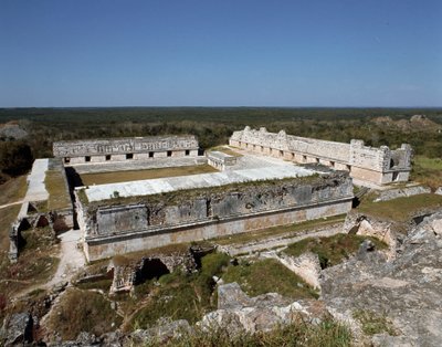 尼僧院の四角い部屋の眺め、9～10世紀 作： Mayan