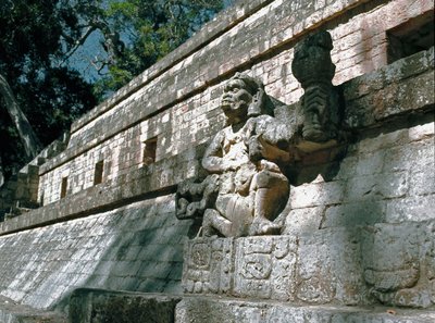 コパンの支配者の彫刻が施されたアクロポリスの壁の眺め（古典期、7～8世紀 作： Mayan
