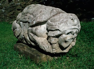 グレスの塊に彫られた象形の祭壇 作： Mayan