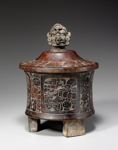 マヤの蓋と彫刻が施された三脚容器、c.250-450 作： Mayan Mayan