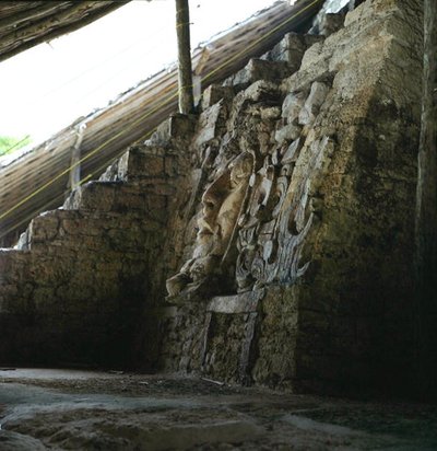 建築用仮面 メキシコ、ユカタン半島、コーフンリッチ、マスカロネス神殿 古典前期（西暦300-600年）（スタッコ、石材） 作： Mayan Mayan