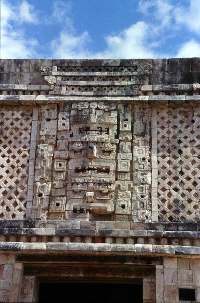 修道院の四角い東棟の彫刻の詳細（古典期マヤ後期、西暦700～900年頃）（写真 作： Mayan Mayan