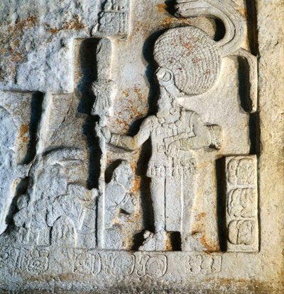 古典期後期（600～900年）、グアテマラ、ウスマシンタ、ピエドラ・ネグラス出土、敗者が貢ぎ物をしている様子を描いたリンテルIVの詳細（石材） 作： Mayan Mayan