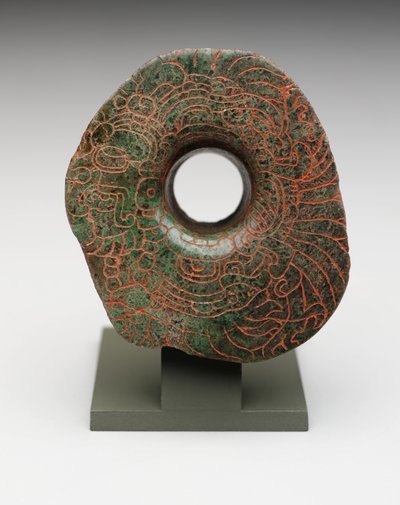 プリンシパルバードディティの切り込みのある画像のあるイヤーフレア、c.300-500（ジェダイト） 作： Mayan Mayan