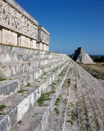総督府と魔術師のピラミッド、6世紀 作： Mayan Mayan