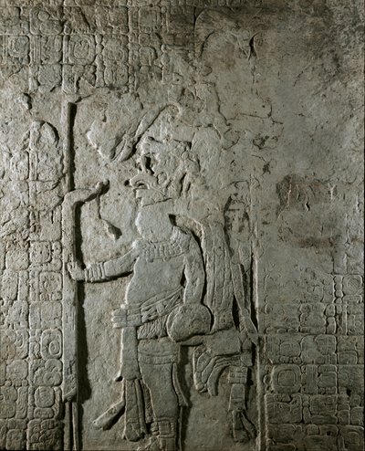 マヤ美術：エル・カヨのマヤ遺跡から出土したパネルNo.1（600～800年頃）には、天文学的計算を示すヒエログリフの文字に囲まれたキャラクターが描かれています。個人蔵 作： Mayan Mayan