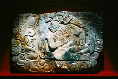 王と廷臣の胸飾り グアテマラ、ネバージュ出土 古典期（翡翠） 作： Mayan Mayan
