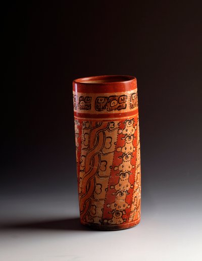 多色刷りの円筒形粘土製花瓶。ティカルより 作： Mayan Mayan
