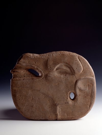 プレコロンビア美術、マヤ文明、古典期：鹿の頭部を象った石彫の斧（zoomorphic axe）。寸法26.5 x 幅19.5 cm グアテマラ国立考古学・民族学博物館 作： Mayan Mayan
