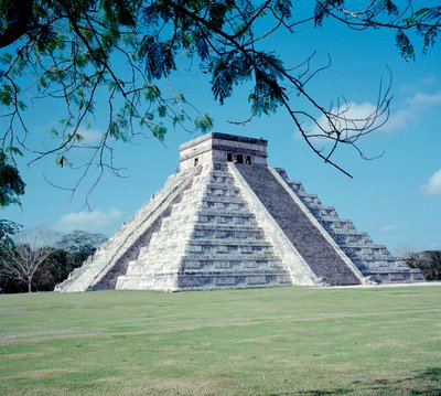 先住民族の文明：ユカタン地方のチチェン・イッツァ遺跡の風景。マヤ文明、古典期とマヤ・ルネッサンス、西暦750〜1200年。メキシコ 作： Mayan Mayan