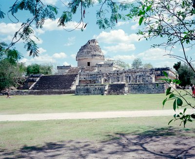 先住民族の文明：ユカタン地方のチチェン・イッツァ遺跡の風景。マヤ文明、古典期とマヤ・ルネッサンス、西暦750〜1200年。メキシコ 作： Mayan Mayan