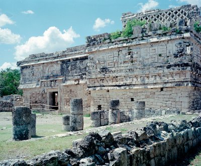 先住民族の文明：ユカタン地方のチチェン・イッツァ遺跡の風景。マヤ文明、古典期とマヤ・ルネッサンス、西暦750〜1200年。メキシコ 作： Mayan Mayan