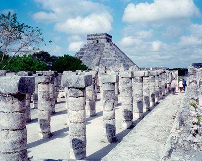 先住民族の文明：ユカタン地方のチチェン・イッツァ遺跡の風景。マヤ文明、古典期とマヤ・ルネッサンス、西暦750〜1200年。メキシコ 作： Mayan Mayan