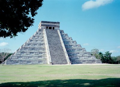 先住民族の文明：ユカタン地方のチチェン・イッツァ遺跡の風景。マヤ文明、古典期とマヤ・ルネッサンス、西暦750〜1200年。メキシコ 作： Mayan Mayan