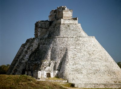 魔術師のピラミッド、6世紀 作： Mayan Mayan