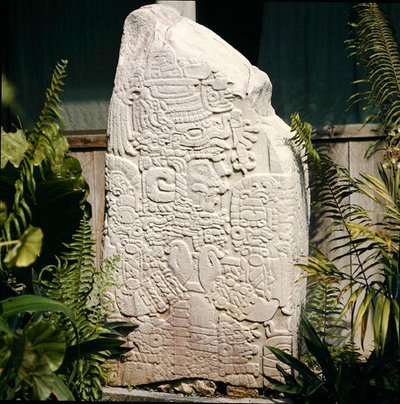 ティカルのステイル2、古典期前期（西暦300～600年）（石材） 作： Mayan Mayan