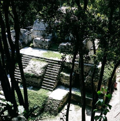 古典期後期（西暦600～900年）の神殿N（写真） 作： Mayan Mayan