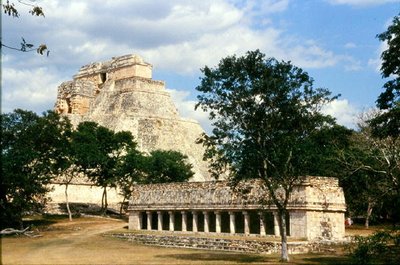 鳥の家」と「音楽家のピラミッド」 古典期マヤ後期、西暦700～900年頃（写真） 作： Mayan Mayan