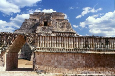 魔術師のピラミッド」を背にした「鳥の家」、古典期マヤ後期、西暦700～900年頃（写真） 作： Mayan Mayan