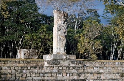 ボールコートに見下ろされたステイル2（西暦652年 作： Mayan Mayan