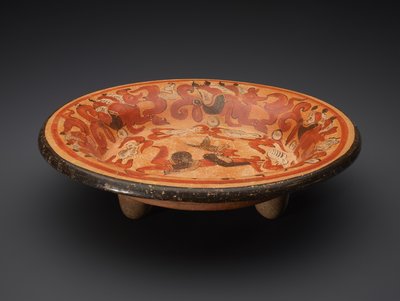 神Nとハナグマの三脚プレート、西暦600〜900年（セラミック） 作： Mayan Mayan