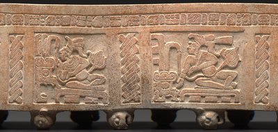 三脚円筒、彫刻：グリフ文字が刻まれた円柱、紀元後650-900年（陶器製） 作： Mayan Mayan