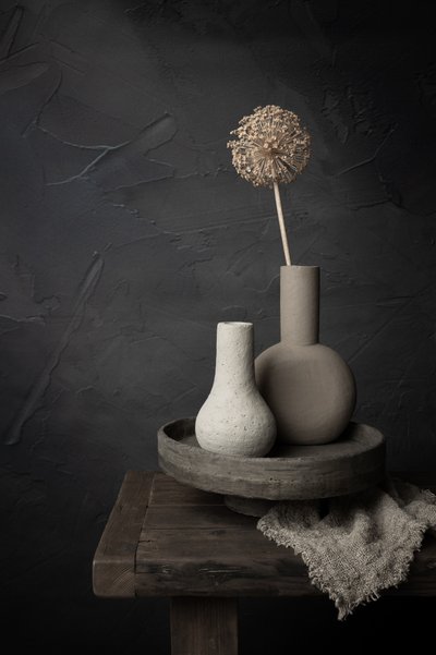 土の色調の花瓶の静物画 作： 