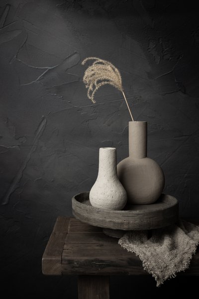 ミニマルな陶器の静物画 作： 