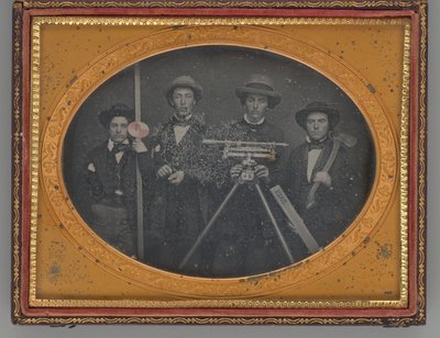 測量士の無題のグループの肖像画、1855年。 作： McDonell and Co.