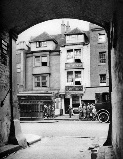 1926〜1927年にロンドンのオールドゲートに残った古い家屋と居酒屋。 作： McLeish