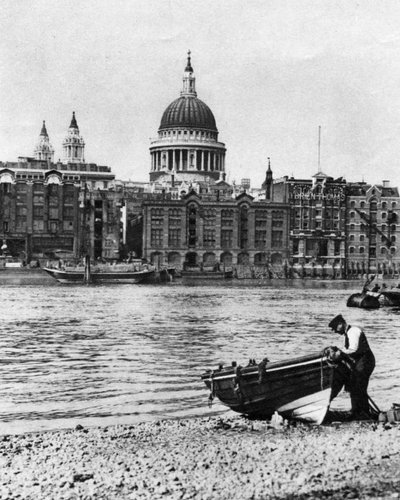 テムズ川の水夫とバンクサイド、ロンドン、1926年-1927年にビーチで彼のボート 作： McLeish