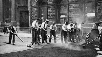 1926-1927年、ロンドンのコーンヒルでタールとアスファルトを敷設する労働者 作： McLeish