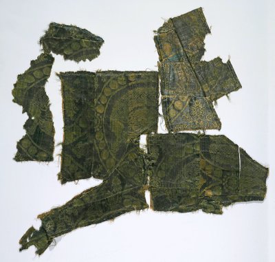 センムルブ模様の絹織物で覆われたカフタンの断片。 モシュチェヴァヤ バルカ埋葬 M 作： Medieval Culture of the North Caucasian