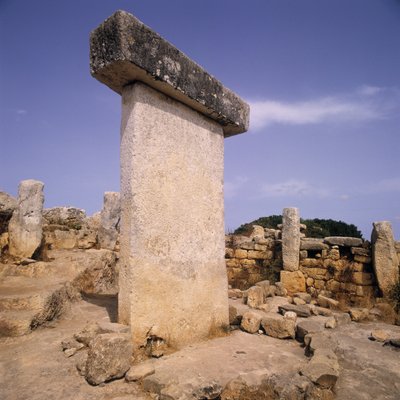 スペイン、メノルカ島の遺跡のTaula 作： Megalithic Megalithic