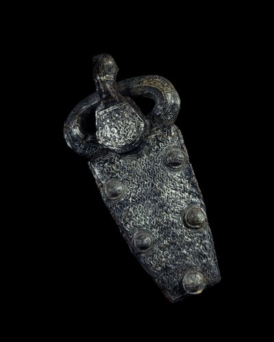 メロビンジアン美術：銀製ダマスキン鉄のベルト・バックル・プレート。西暦650-700年パリ、カルナヴァレ美術館 作： Merovingian
