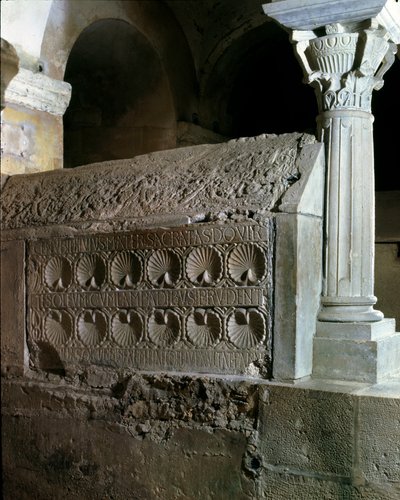 メロヴィング朝時代の芸術：修道院長テオデシルデ（またはテルキデ）（西暦662年没）の慰霊碑。石製の葬儀用モニュメント。ジュアール修道院（セーヌ川とマルヌ川流域 作： Merovingian
