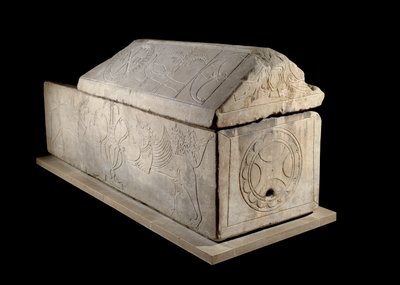 メロビンジアン美術：シャラントン・シュル・シェールの石棺（7世紀）。 作： Merovingian