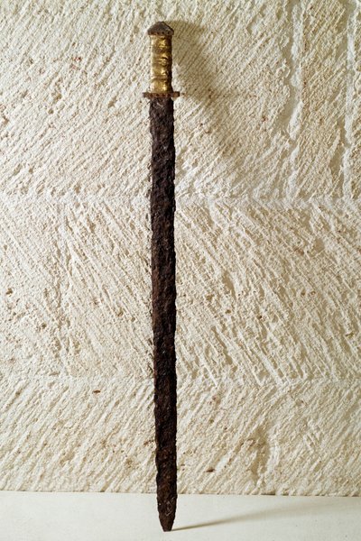 メロビンジアン・アート：エピー 6世紀ガリアサン・ジェルマン・アン・レイ国立考古学博物館 作： Merovingian Merovingian
