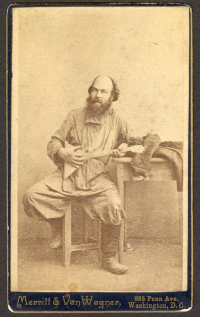 1886年から1895年の間、バラライカを持つ正体不明の男の肖像。 作： Merritt and Van Wagner