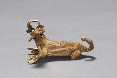 鹿を食べるトウモロコシのペンダント、c。 1000-1550（キャストゴールド） 作： Mesoamerican Mesoamerican