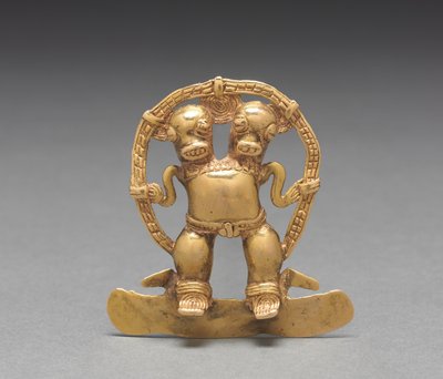 双頭フィギュアペンダント、c。 700-1550（キャストおよびハンマーゴールド） 作： Mesoamerican Mesoamerican