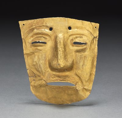 マスク飾り、c。 700-1550（ハンマーでカットされた金） 作： Mesoamerican Mesoamerican