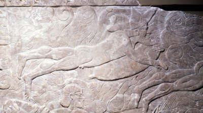 長い間、この浮き彫りは、皮膚の表面に含まれる空気のおかげで水中で呼吸できる人間を表していると考えられていました。現在では、船外機がブイの役割を果たし、それに支えられて泳いでいると考えられています-浮彫り、メソポタミア、7 作： Mesopotamian