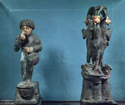 聖なる木の前で祈るハムラビと、3頭のヤギから作られた聖なる木（紀元前1750年頃、南メソポタミア、ラルサ出土）（ブロンズ＆ゴールド 作： Mesopotamian