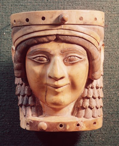 サルマナッサー3世の宮殿の紀元前1400年〜612年の女性の首長。 作： Mesopotamian